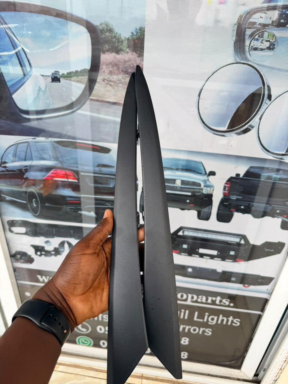 Black A-pillar sail trim panels